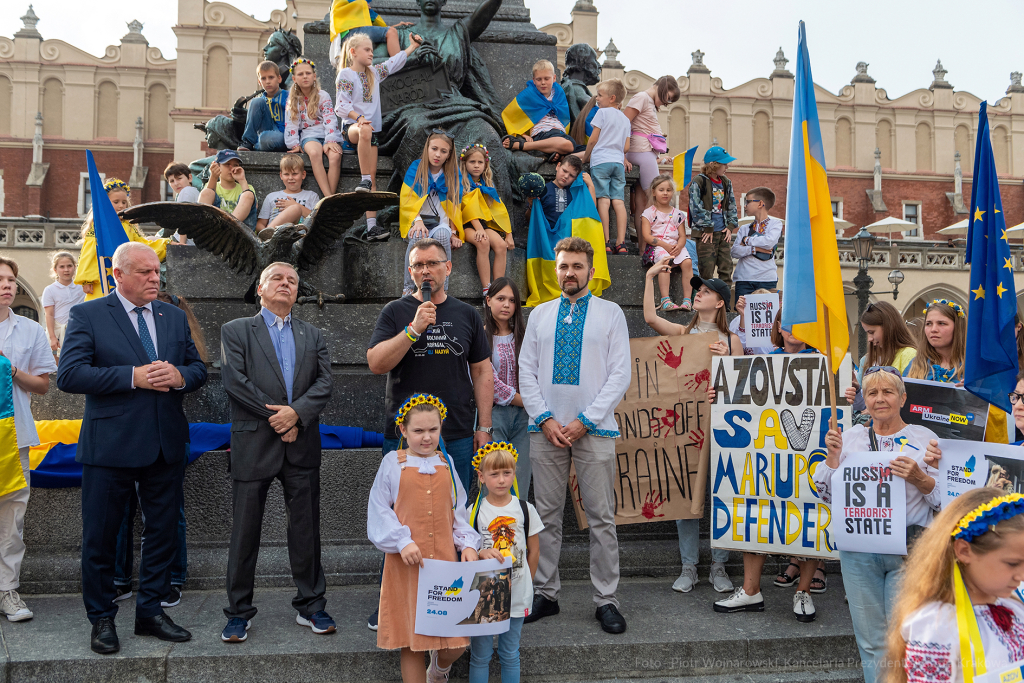 umk_0251.jpg-Kraków, Ukraina, solidarność, marsz, podświetlenia  Autor: P. Wojnarowski