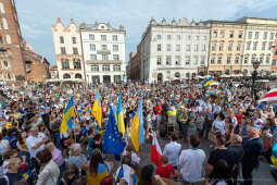 umk_0258.jpg-Kraków, Ukraina, solidarność, marsz, podświetlenia