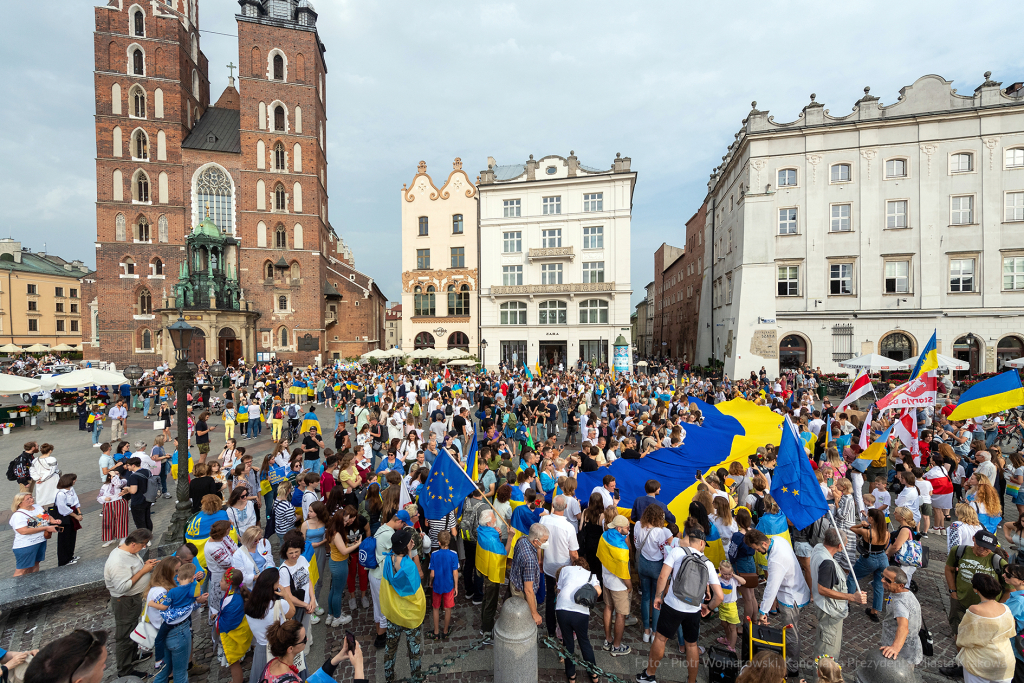 umk_0288.jpg-Kraków, Ukraina, solidarność, marsz, podświetlenia  Autor: P. Wojnarowski
