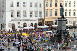 umk_0295.jpg-Kraków, Ukraina, solidarność, marsz, podświetlenia