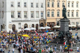 umk_0295.jpg-Kraków, Ukraina, solidarność, marsz, podświetlenia