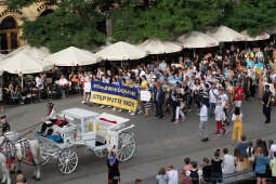 umk_0315.jpg-Kraków, Ukraina, solidarność, marsz, podświetlenia