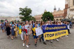 umk_0408.jpg-Kraków, Ukraina, solidarność, marsz, podświetlenia