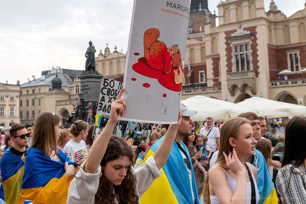 umk_0466.jpg-Kraków, Ukraina, solidarność, marsz, podświetlenia  Autor: P. Wojnarowski