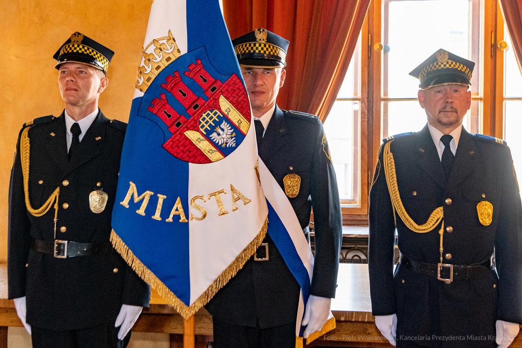 umk_1921.jpg-swieto, straz miejska, strazy miejskiej, uroczystosc, odznaczenia, odznaczen  Autor: P. Wojnarowski