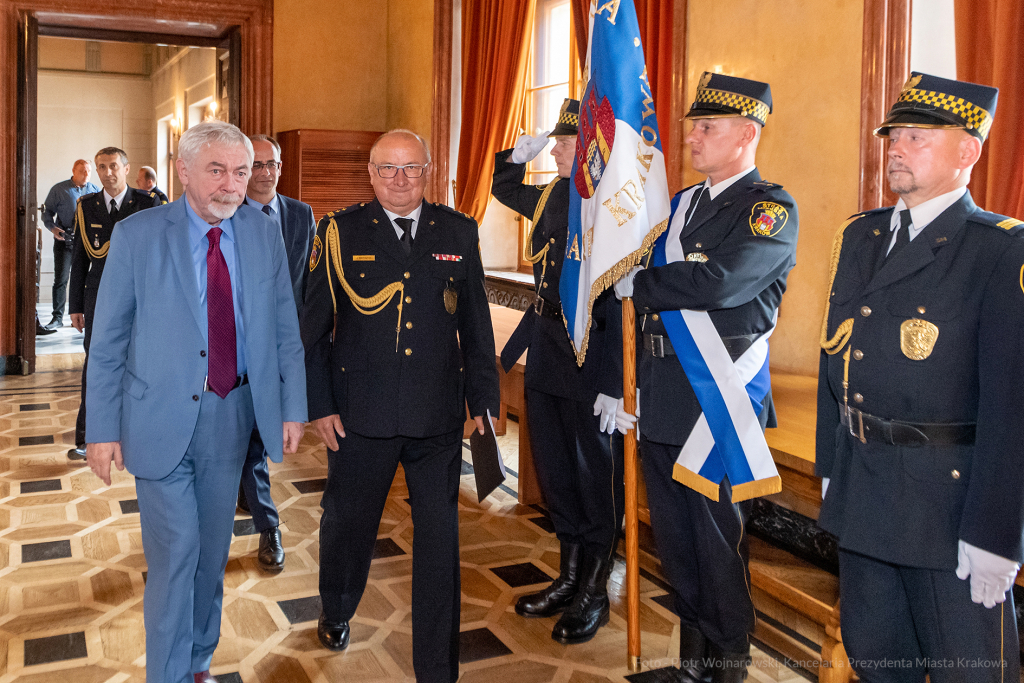 umk_1944.jpg-swieto, straz miejska, strazy miejskiej, uroczystosc, odznaczenia, odznaczen  Autor: P. Wojnarowski