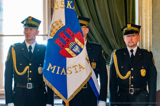 umk_1986.jpg-swieto, straz miejska, strazy miejskiej, uroczystosc, odznaczenia, odznaczen