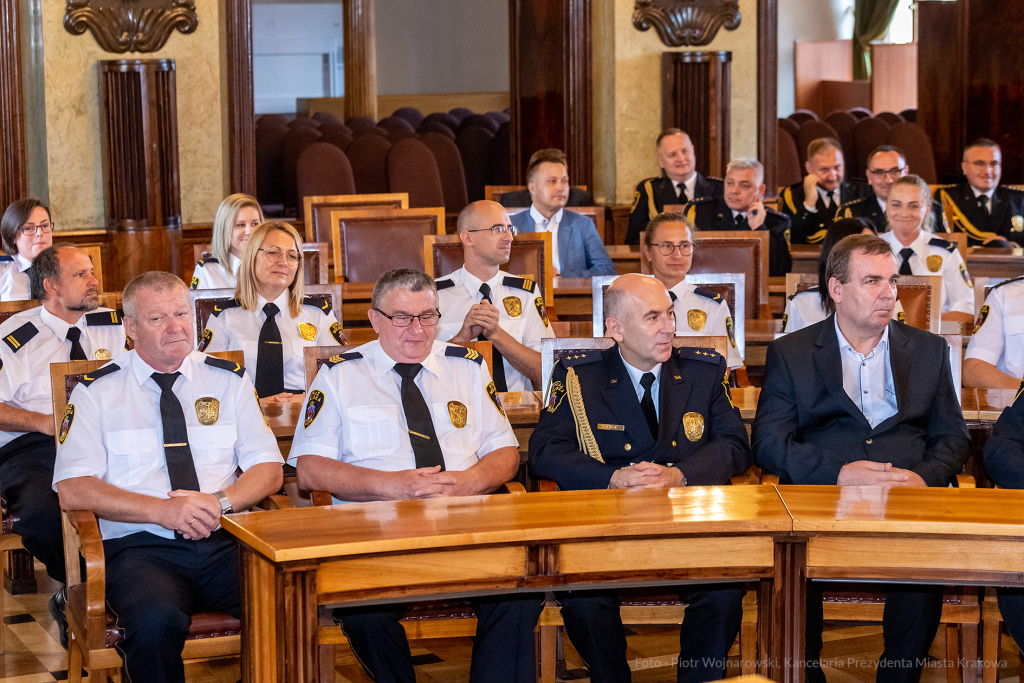 umk_1995.jpg-swieto, straz miejska, strazy miejskiej, uroczystosc, odznaczenia, odznaczen  Autor: P. Wojnarowski