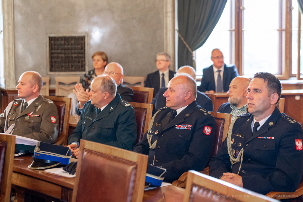 umk_1999.jpg-swieto, straz miejska, strazy miejskiej, uroczystosc, odznaczenia, odznaczen  Autor: P. Wojnarowski