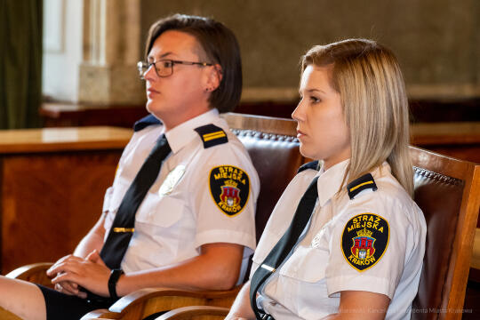 umk_2004.jpg-swieto, straz miejska, strazy miejskiej, uroczystosc, odznaczenia, odznaczen