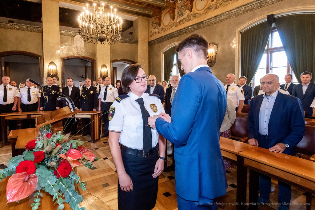 umk_2078.jpg-swieto, straz miejska, strazy miejskiej, uroczystosc, odznaczenia, odznaczen  Autor: P. Wojnarowski