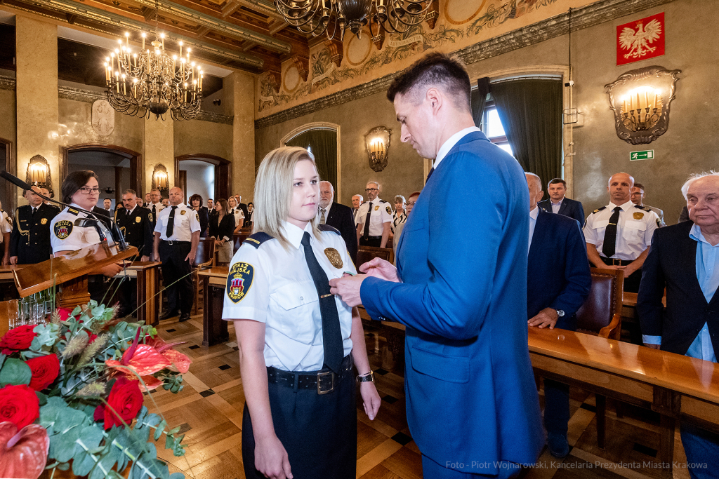 umk_2086.jpg-swieto, straz miejska, strazy miejskiej, uroczystosc, odznaczenia, odznaczen  Autor: P. Wojnarowski