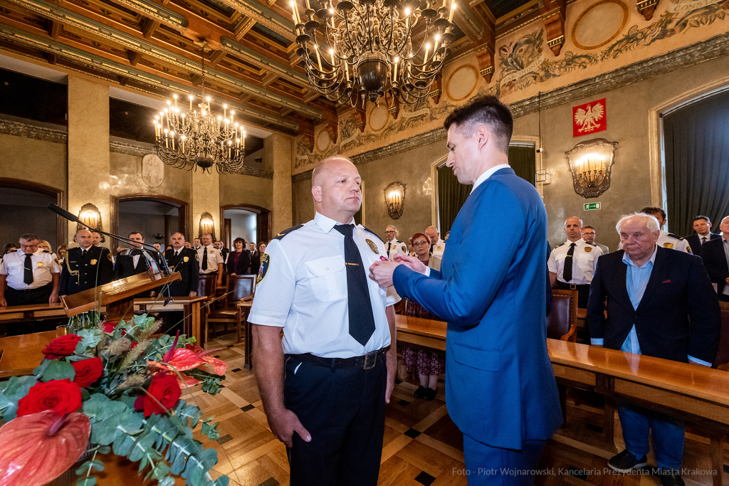 umk_2091.jpg-swieto, straz miejska, strazy miejskiej, uroczystosc, odznaczenia, odznaczen  Autor: P. Wojnarowski