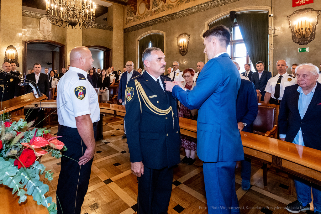 umk_2099.jpg-swieto, straz miejska, strazy miejskiej, uroczystosc, odznaczenia, odznaczen  Autor: P. Wojnarowski