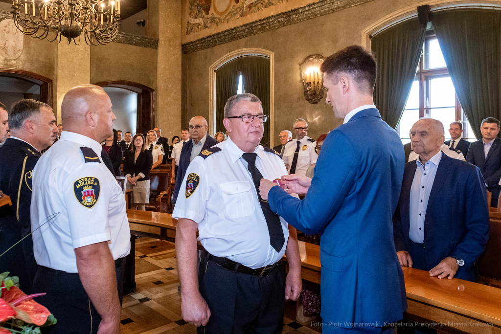 umk_2112.jpg-swieto, straz miejska, strazy miejskiej, uroczystosc, odznaczenia, odznaczen  Autor: P. Wojnarowski