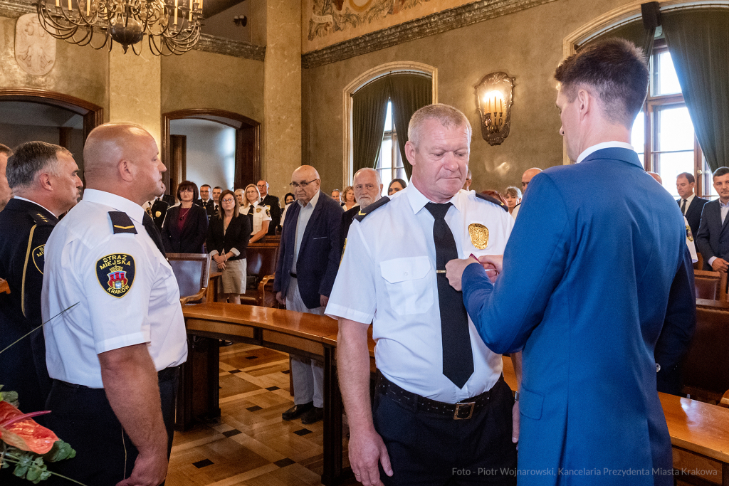 umk_2117.jpg-swieto, straz miejska, strazy miejskiej, uroczystosc, odznaczenia, odznaczen  Autor: P. Wojnarowski