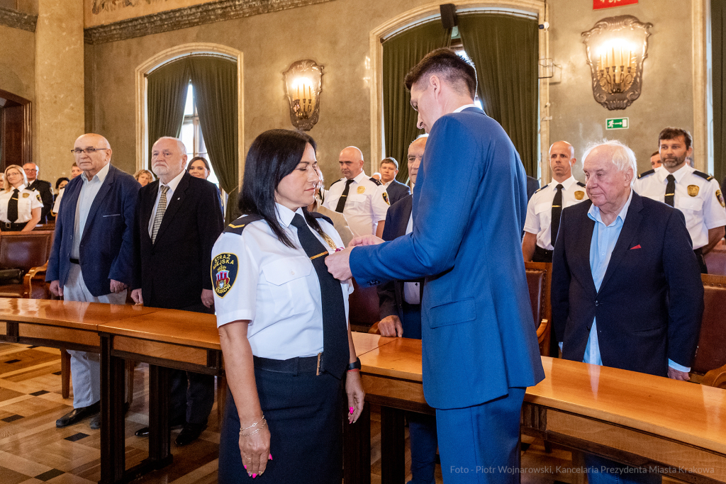umk_2132.jpg-swieto, straz miejska, strazy miejskiej, uroczystosc, odznaczenia, odznaczen  Autor: P. Wojnarowski