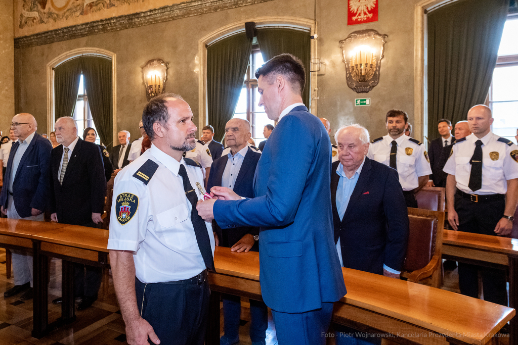 umk_2143.jpg-swieto, straz miejska, strazy miejskiej, uroczystosc, odznaczenia, odznaczen  Autor: P. Wojnarowski