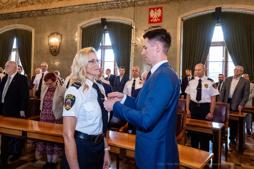 umk_2150.jpg-swieto, straz miejska, strazy miejskiej, uroczystosc, odznaczenia, odznaczen  Autor: P. Wojnarowski