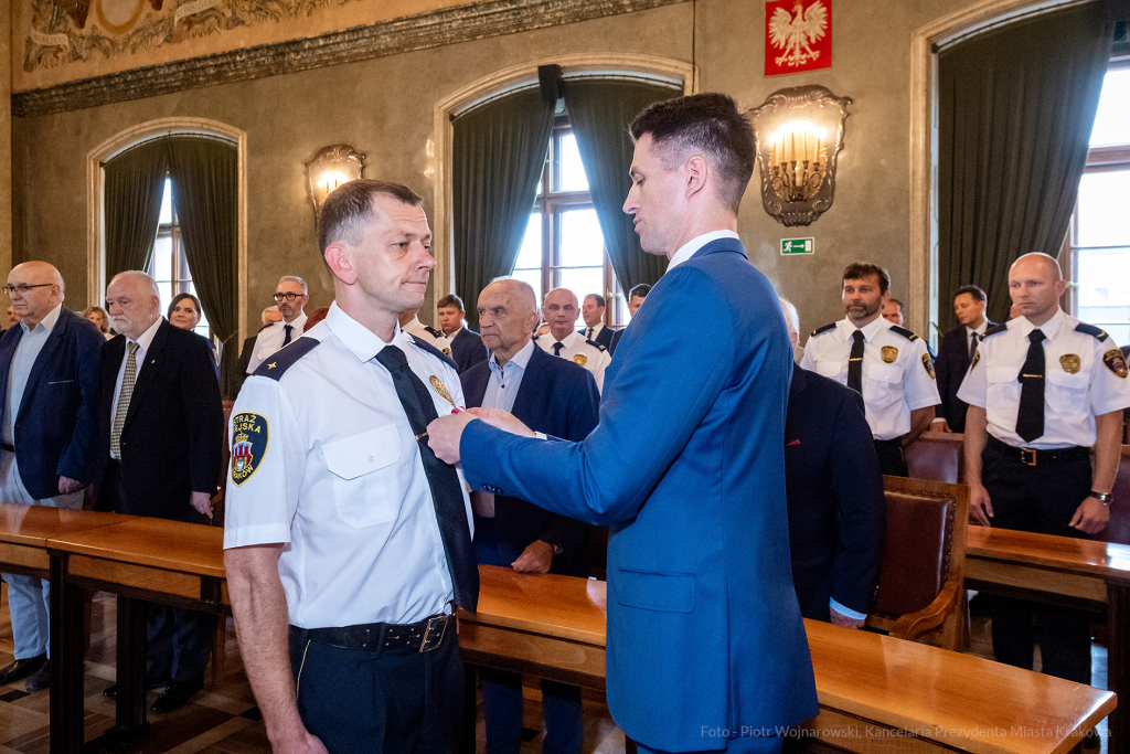 umk_2152.jpg-swieto, straz miejska, strazy miejskiej, uroczystosc, odznaczenia, odznaczen  Autor: P. Wojnarowski