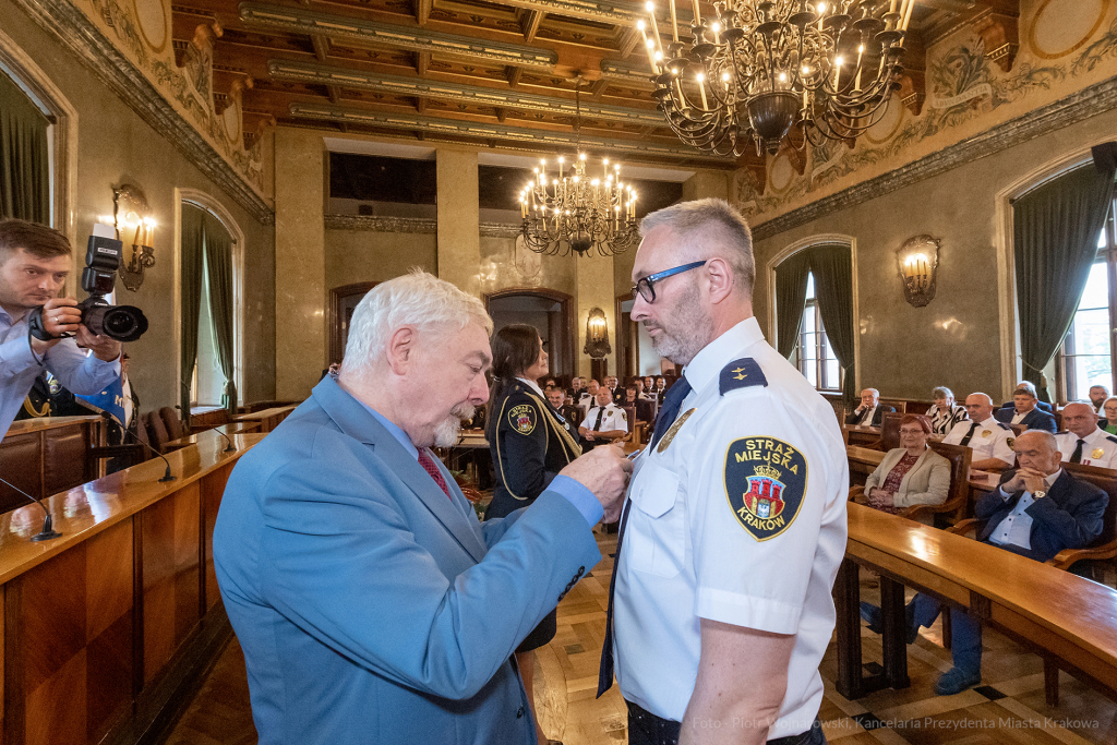umk_2183.jpg-swieto, straz miejska, strazy miejskiej, uroczystosc, odznaczenia, odznaczen  Autor: P. Wojnarowski