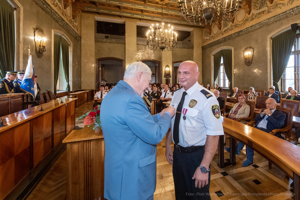 umk_2185.jpg-swieto, straz miejska, strazy miejskiej, uroczystosc, odznaczenia, odznaczen  Autor: P. Wojnarowski