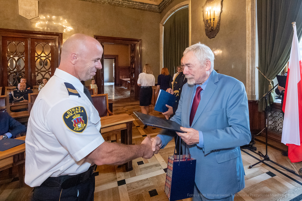 umk_2199.jpg-swieto, straz miejska, strazy miejskiej, uroczystosc, odznaczenia, odznaczen  Autor: P. Wojnarowski
