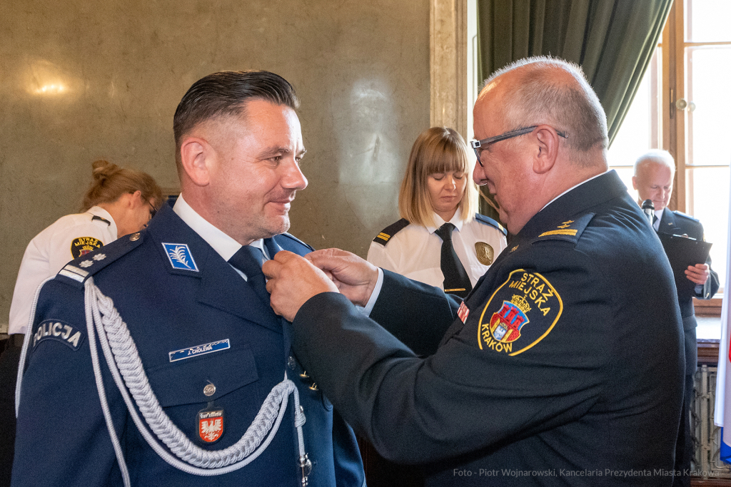 umk_2215.jpg-swieto, straz miejska, strazy miejskiej, uroczystosc, odznaczenia, odznaczen  Autor: P. Wojnarowski