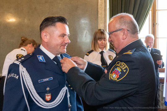 umk_2215.jpg-swieto, straz miejska, strazy miejskiej, uroczystosc, odznaczenia, odznaczen