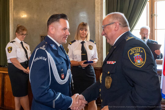 umk_2221.jpg-swieto, straz miejska, strazy miejskiej, uroczystosc, odznaczenia, odznaczen