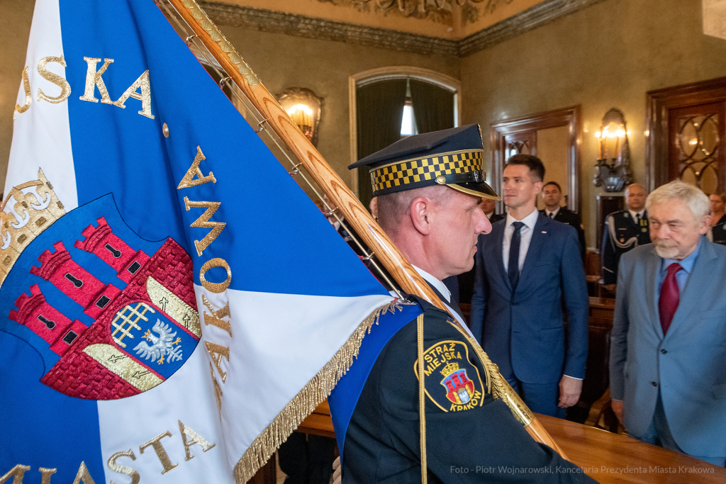 umk_2291.jpg-swieto, straz miejska, strazy miejskiej, uroczystosc, odznaczenia, odznaczen  Autor: P. Wojnarowski