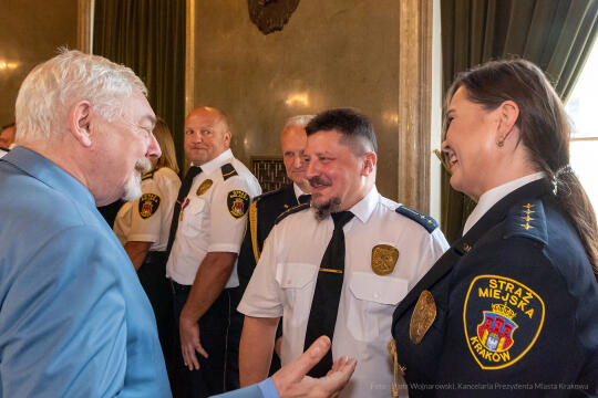 umk_2309.jpg-swieto, straz miejska, strazy miejskiej, uroczystosc, odznaczenia, odznaczen