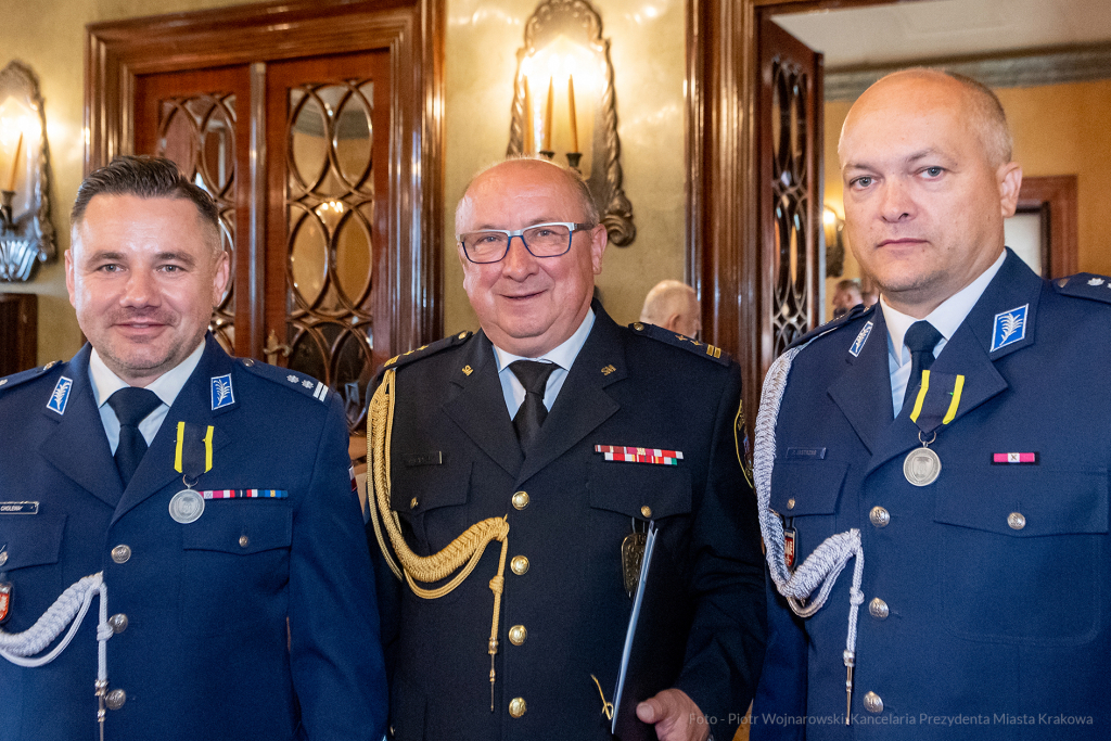 umk_2311.jpg-swieto, straz miejska, strazy miejskiej, uroczystosc, odznaczenia, odznaczen  Autor: P. Wojnarowski