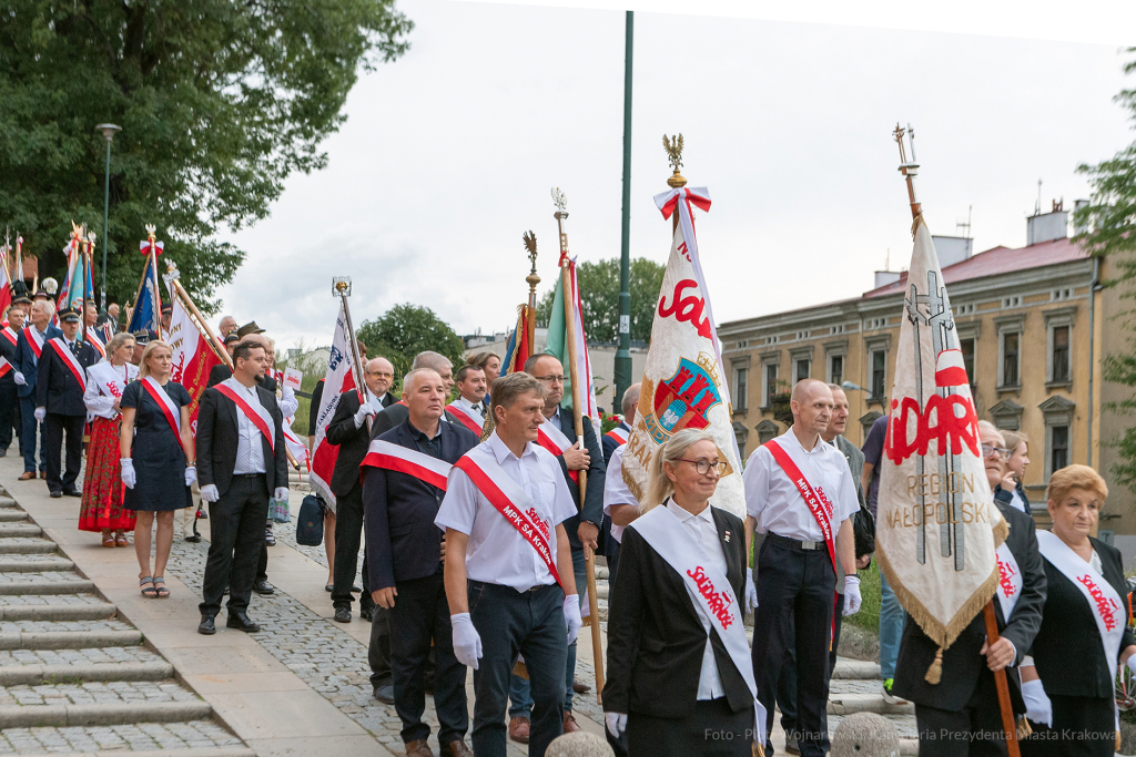 umk_2681.jpg-Wawel, UMK, solidarność, krzyż katyński, składanie, kwiatów  Autor: P. Wojnarowski