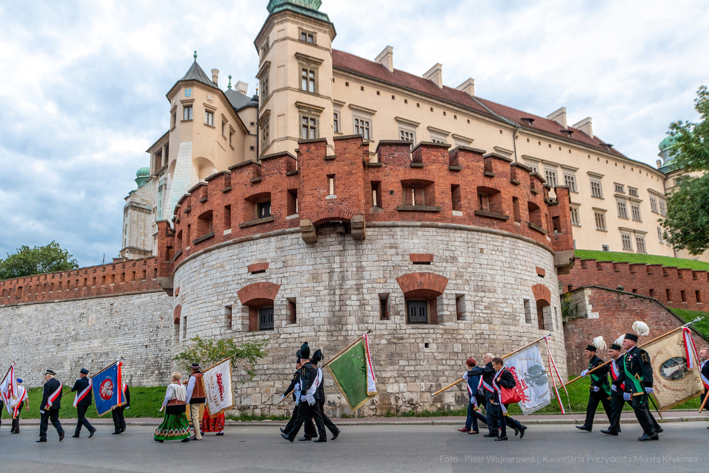 umk_2708.jpg-Wawel, UMK, solidarność, krzyż katyński, składanie, kwiatów  Autor: P. Wojnarowski