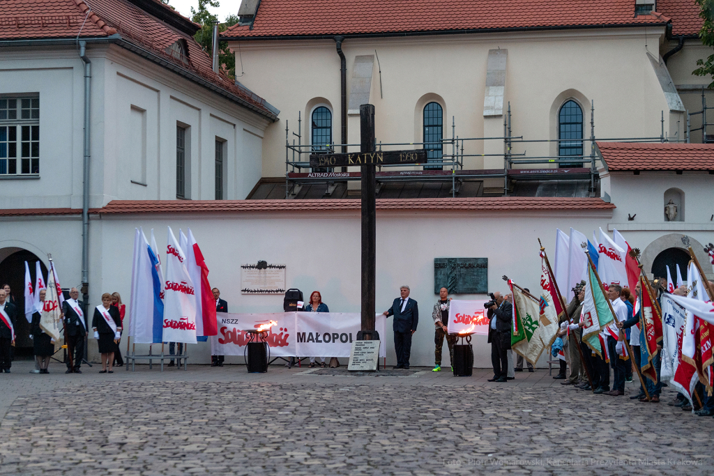 umk_2750.jpg-Wawel, UMK, solidarność, krzyż katyński, składanie, kwiatów  Autor: P. Wojnarowski