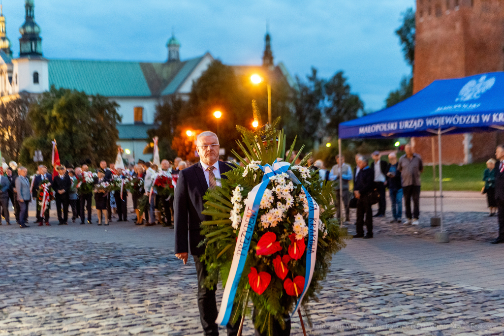 umk_2906.jpg-Wawel, UMK, solidarność, krzyż katyński, składanie, kwiatów  Autor: P. Wojnarowski