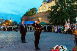 umk_2911.jpg-Wawel, UMK, solidarność, krzyż katyński, składanie, kwiatów