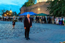 umk_2927.jpg-Wawel, UMK, solidarność, krzyż katyński, składanie, kwiatów