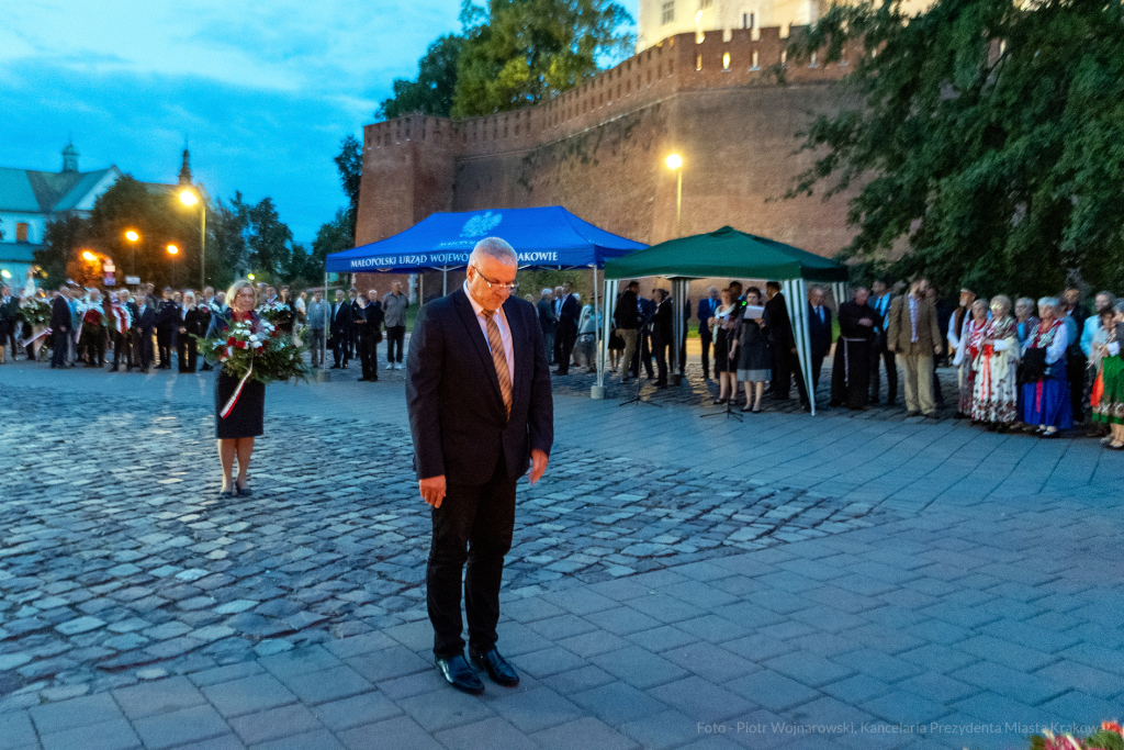 umk_2927.jpg-Wawel, UMK, solidarność, krzyż katyński, składanie, kwiatów  Autor: P. Wojnarowski