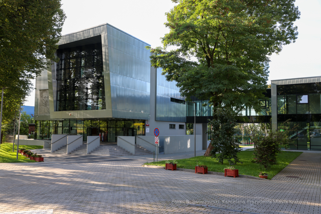 bs_220901_6217.jpg-SP50, Rok Szkolny, Nowy Budynek, Majchrowski  Autor: B. Świerzowski