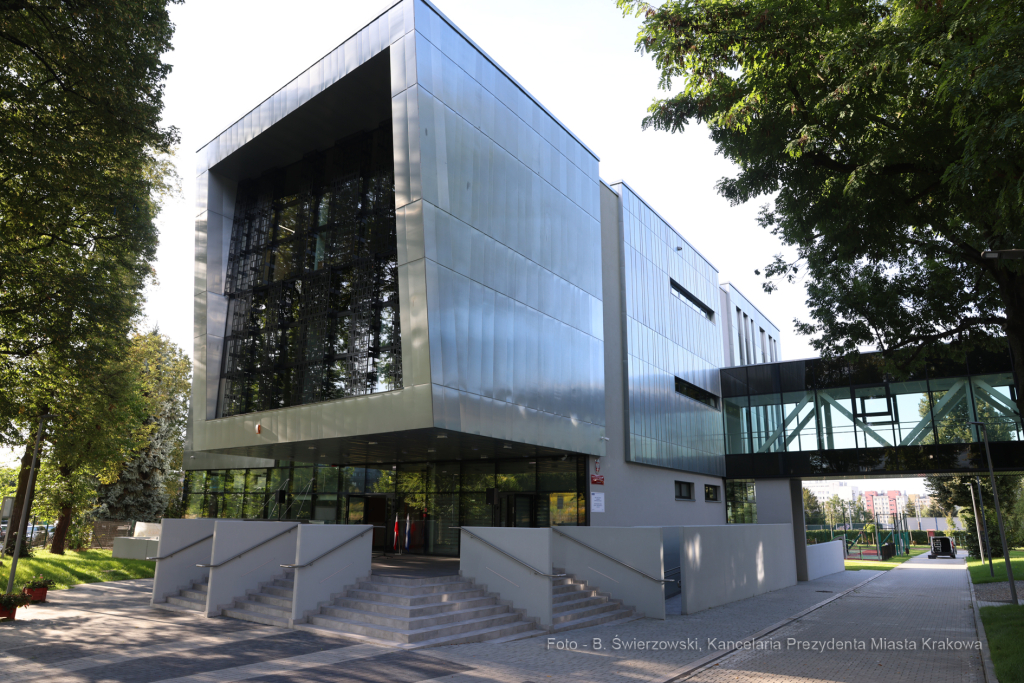 bs_220901_6229.jpg-SP50, Rok Szkolny, Nowy Budynek, Majchrowski  Autor: B. Świerzowski