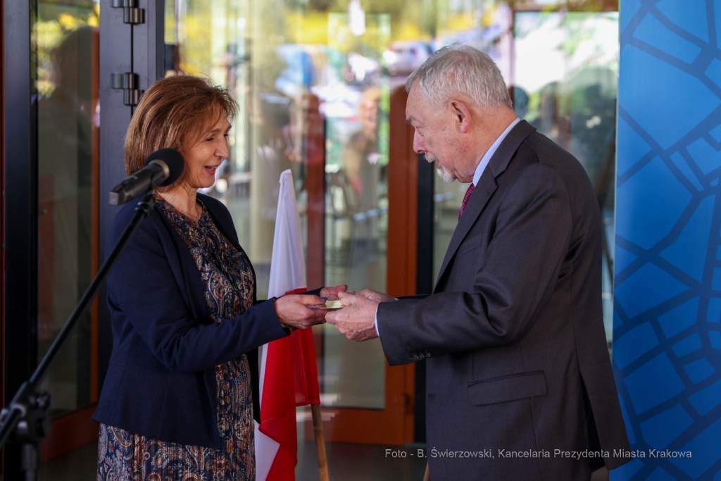 bs_220901_6282.jpg-SP50, Rok Szkolny, Nowy Budynek, Majchrowski  Autor: B. Świerzowski