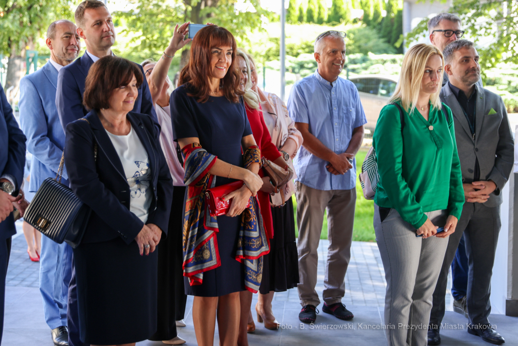 bs_220901_6314.jpg-SP50, Rok Szkolny, Nowy Budynek, Majchrowski  Autor: B. Świerzowski