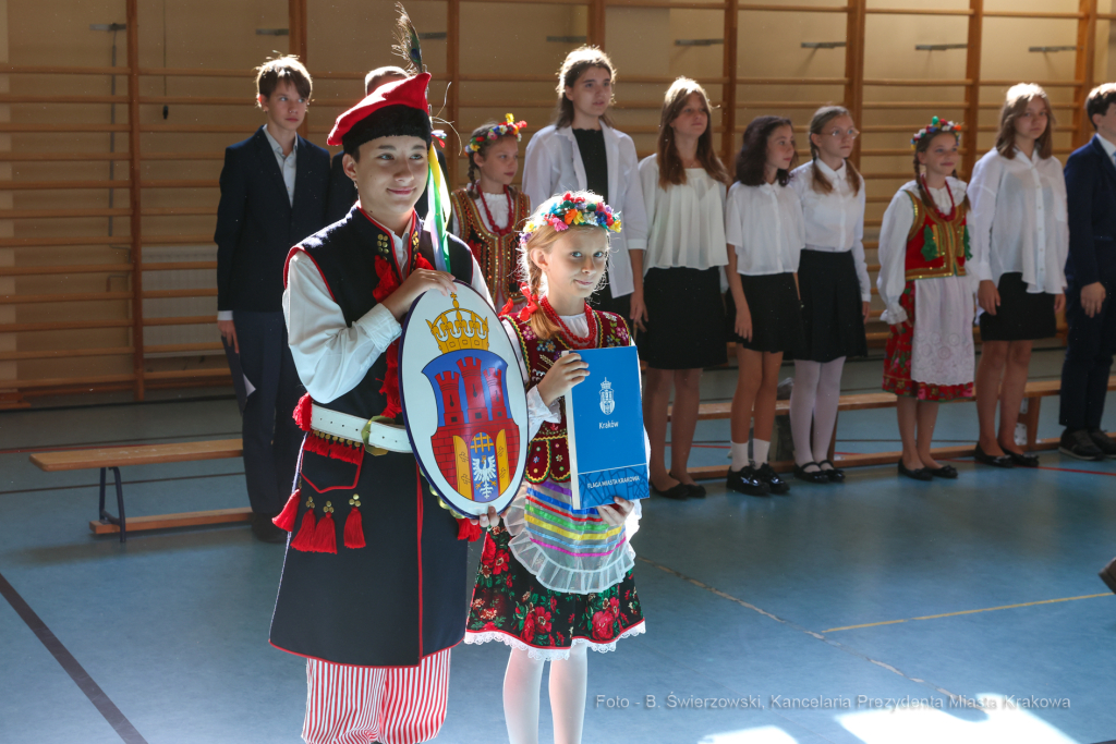 bs_220901_6391.jpg-SP50, Rok Szkolny, Nowy Budynek, Majchrowski  Autor: B. Świerzowski