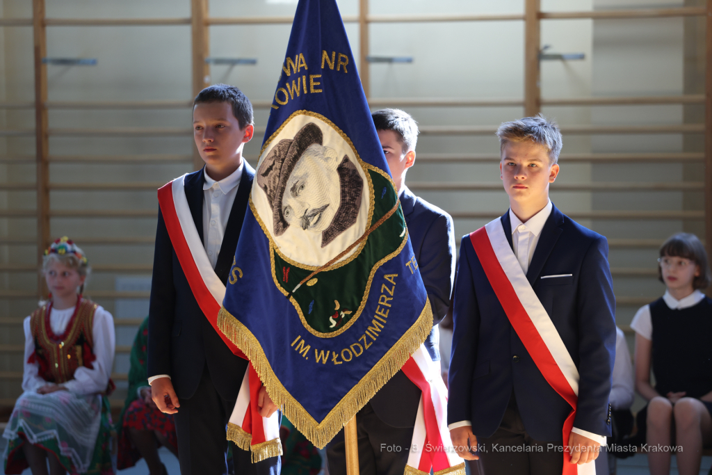 bs_220901_6503.jpg-SP50, Rok Szkolny, Nowy Budynek, Majchrowski  Autor: B. Świerzowski