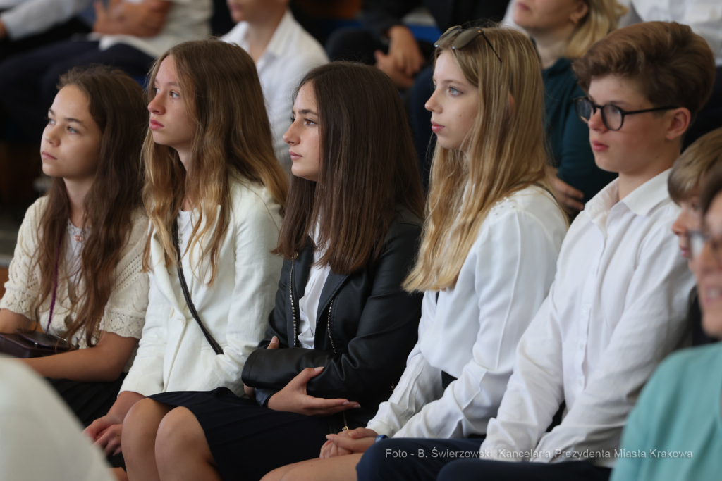 bs_220901_6522.jpg-SP50, Rok Szkolny, Nowy Budynek, Majchrowski  Autor: B. Świerzowski