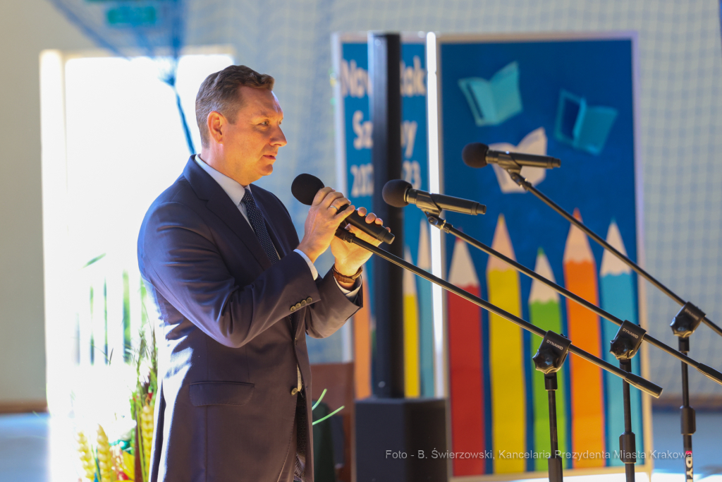 bs_220901_6525.jpg-SP50, Rok Szkolny, Nowy Budynek, Majchrowski  Autor: B. Świerzowski