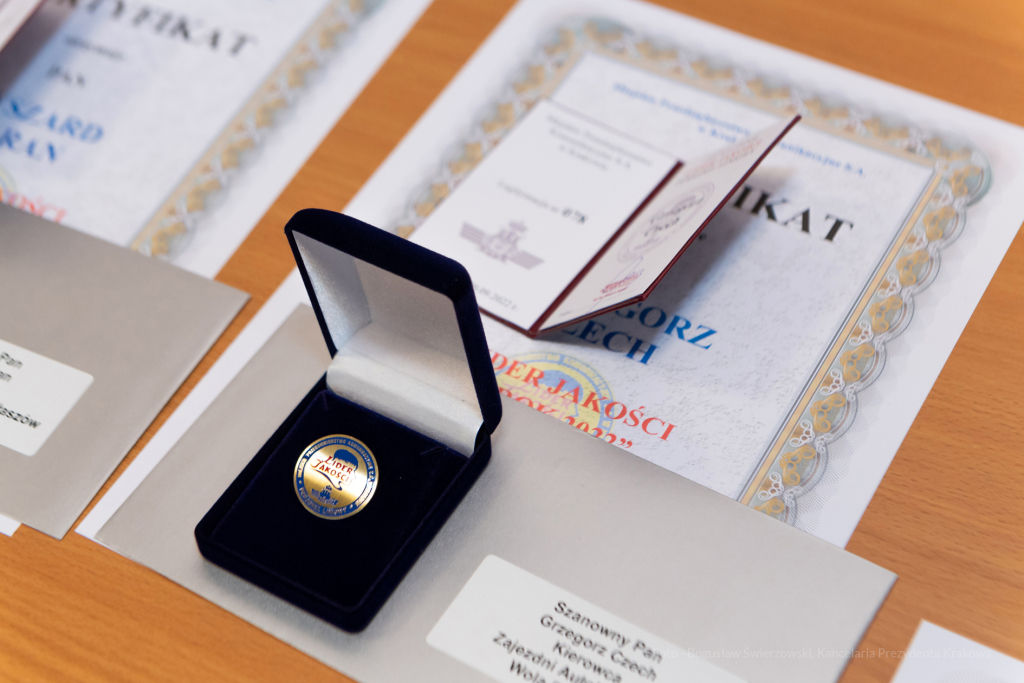 MPK, Majchrowski, kierowcy, bohater, uroczystość, Nowak, Zbigniew, policja, straż, wręczenie  Autor: P. Wojnarowski