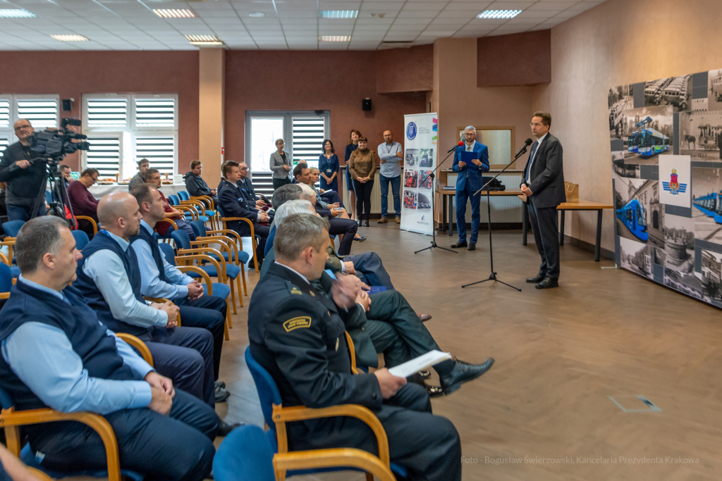 MPK, Majchrowski, kierowcy, bohater, uroczystość, Nowak, Zbigniew, policja, straż, wręczenie  Autor: P. Wojnarowski